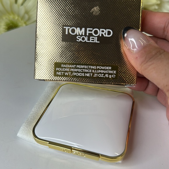 Tom Ford radiant perfecting powder color 01 Gilt Glow new LIMITED EDITION - Picture 7 of 9